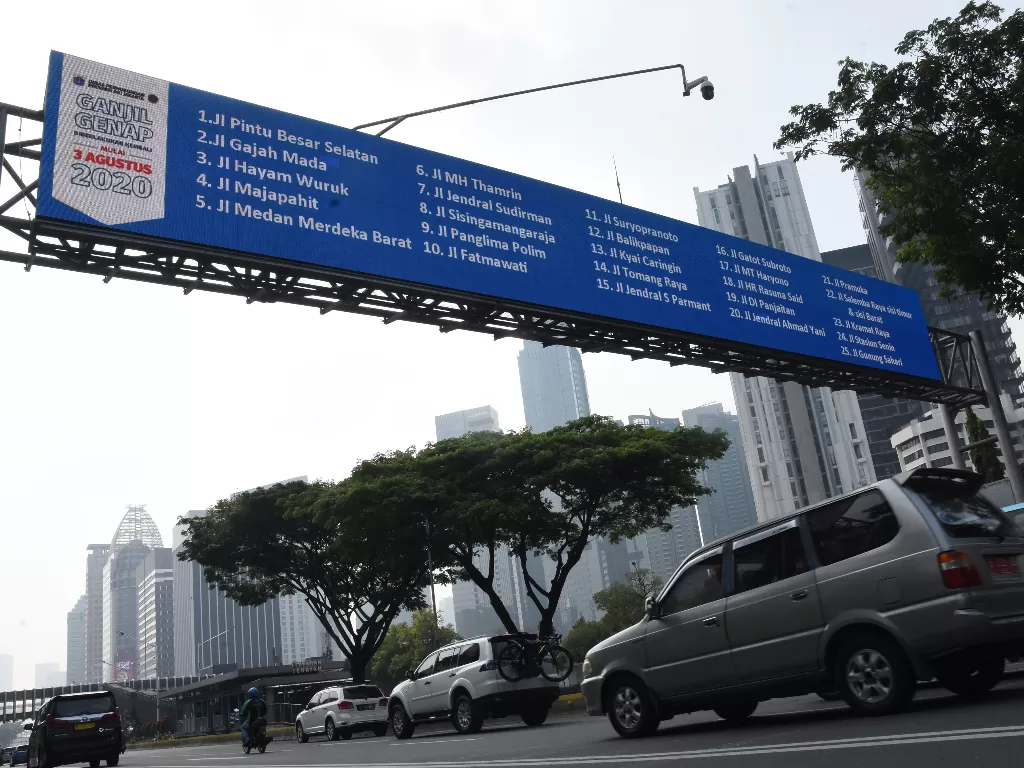 Pengendara kendaraan bermotor melintas di kawasan Jalan Jenderal Sudirman saat hari pertama pemberlakuan kembali kebijakan ganjil-genap kendaraan di Jakarta, Senin (3/8/2020). (ANTARA FOTO/Indrianto Eko Suwarso)