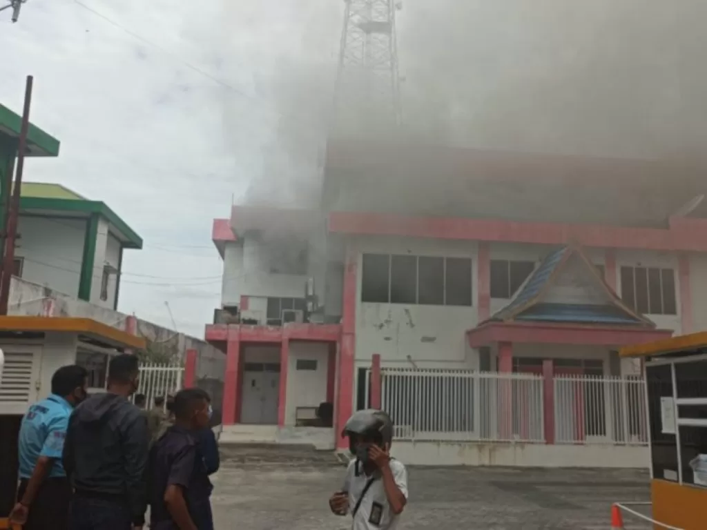 Gedung Telkomsel di Pekanbaru terbakar. (Twitter/@Syamantha5)