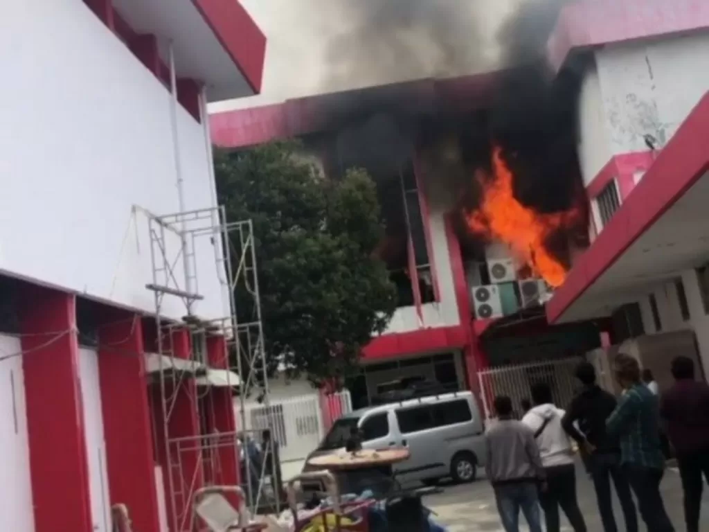 Gedung Telkomsel di Pekanbaru kebakaran. (Twitter/@israelinto_naga)