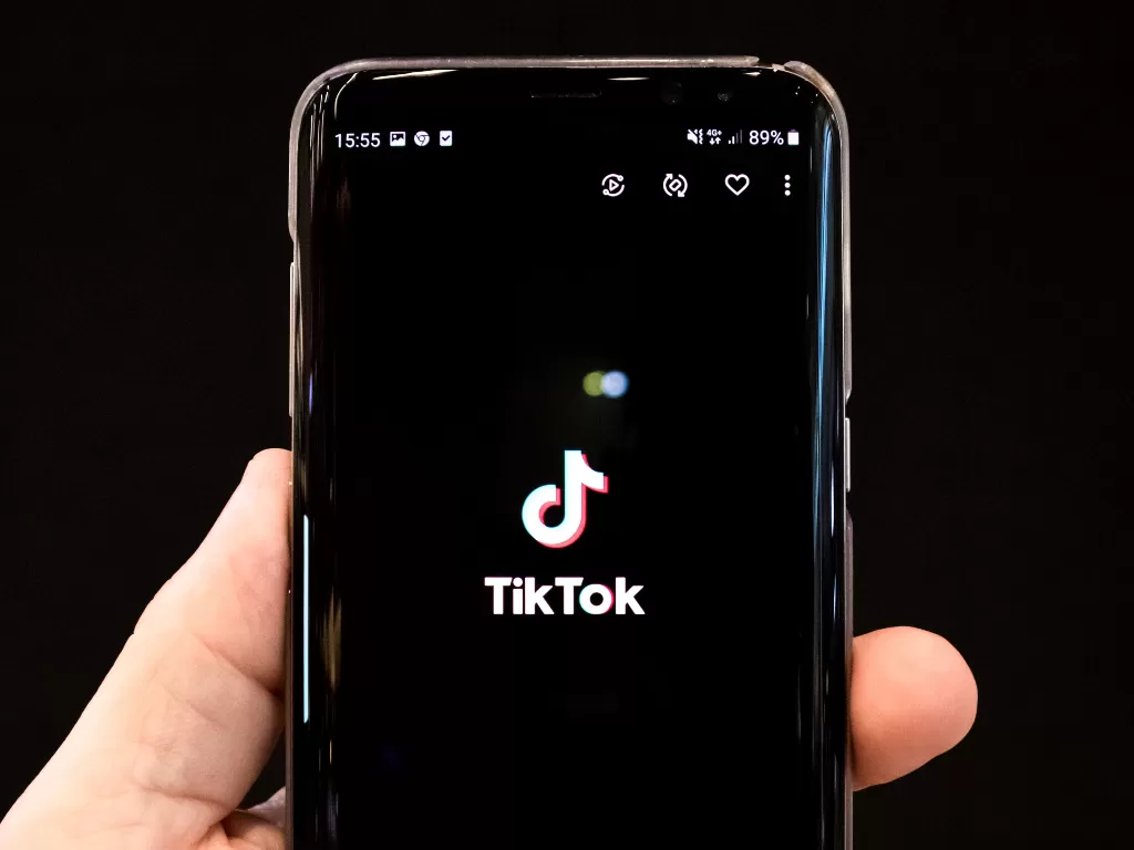Logo aplikasi TikTok di smartphone Android (photo/Unsplash/Olivier Bergeron)