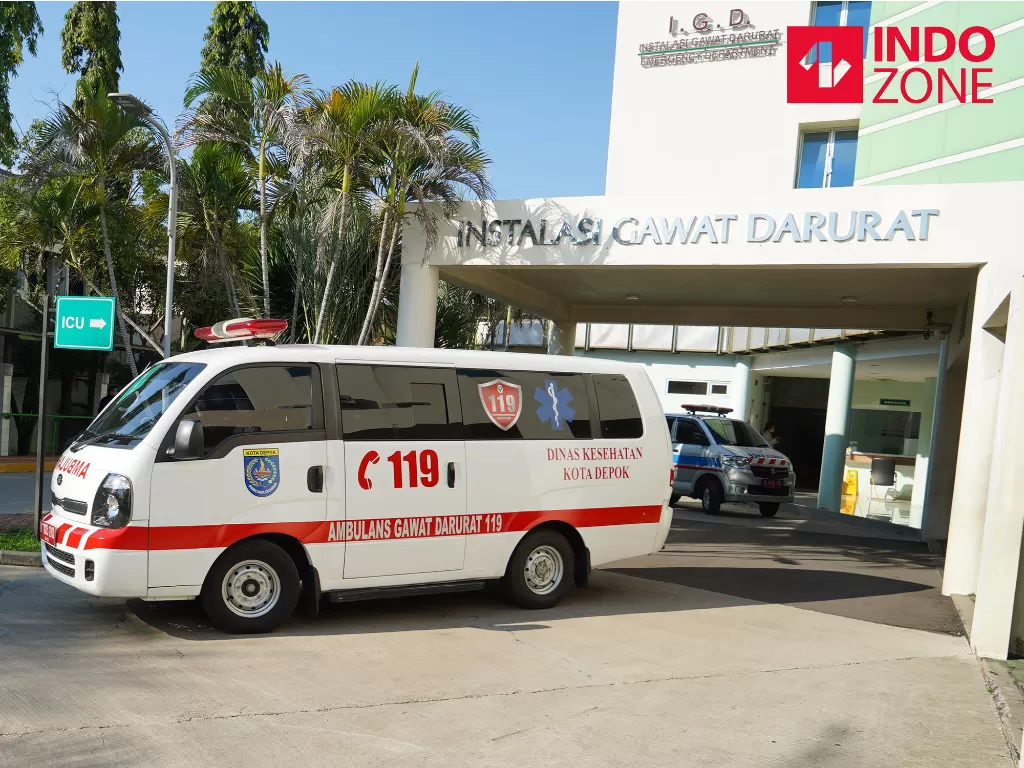 Mobil Ambulans yang membawa penjaga rumah pasien corona tiba di RSPI Prof. Dr. Sulianti Saroso, Sunter, Jakarta Utara. (INDOZONE/Arya Manggala)