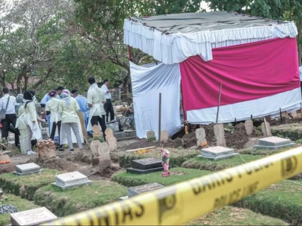 Proses pembongkaran makam Linda Novitasari di Mataram. (Antaranews)
