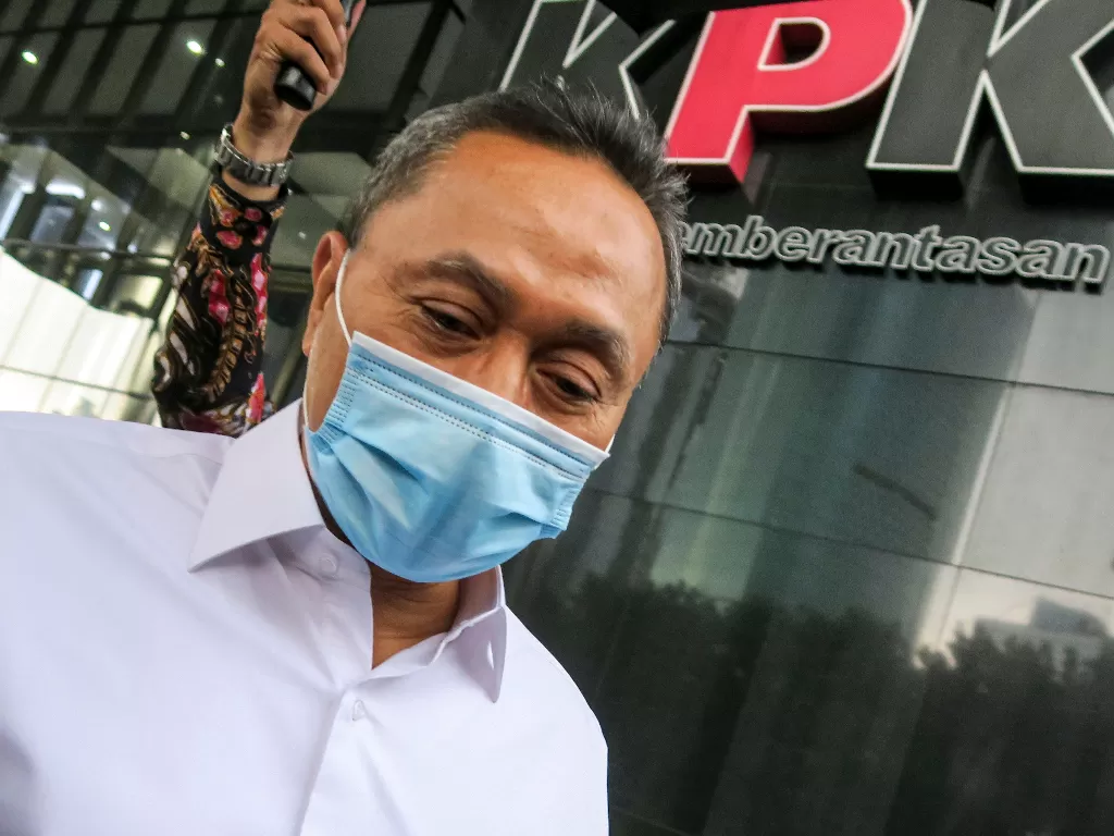 Wakil Ketua Majelis Permusyawaratan Rakyat (MPR) yang juga Ketua Umum Partai Amanat Nasional (PAN) Zulkifli Hasan berjalan meninggalkan ruangan usai menjadi saksi dalam sidang secara daring di gedung KPK, Jakarta, Selasa (11/8/2020). ANTARA FOTO/M Risyal 