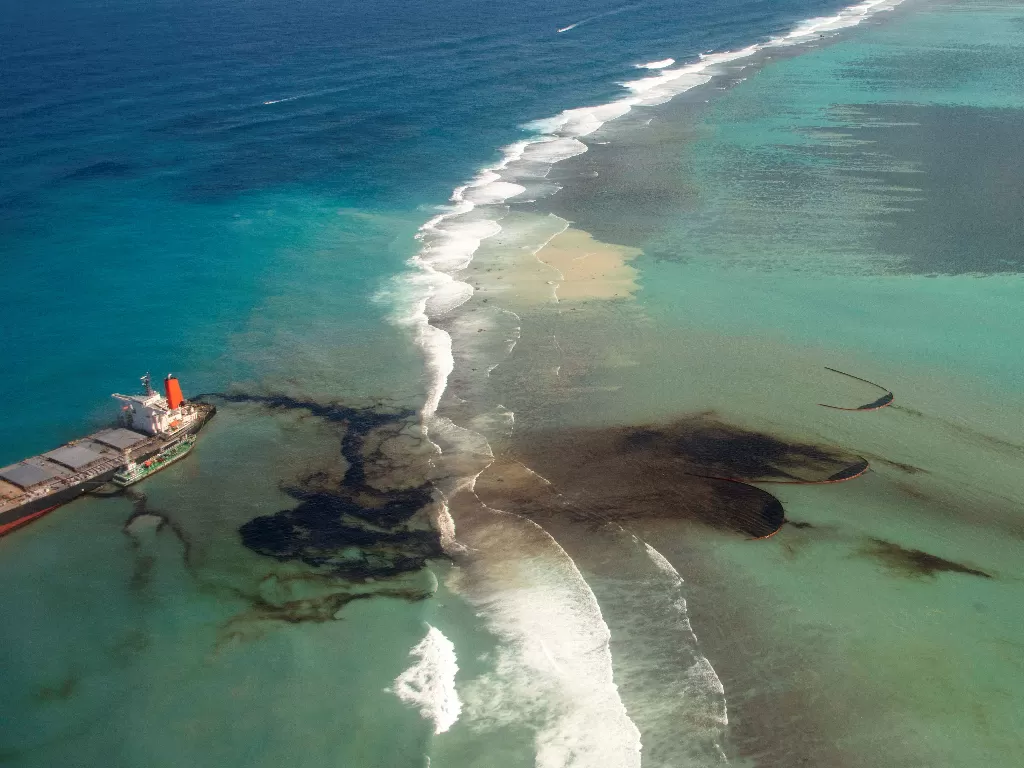 Foto udara kapal tanker MV Wakashio menumpahkan minyak mentah usai karam di terumbu karang di Riviere des Creoles, Mauritius, Senin (10/8/2020). REUTERS/French Army command