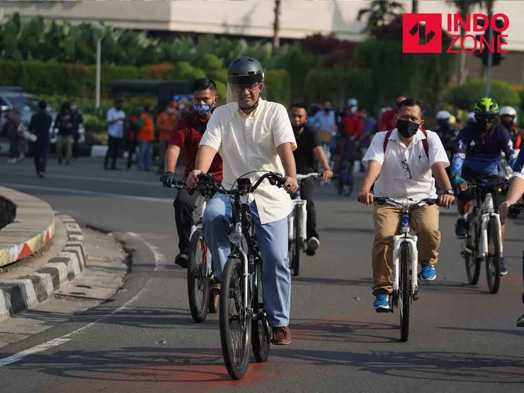 Gubernur DKI Jakarta Anies Baswedan bersepeda di kawasan Bundaran HI, Jakarta saat PSBB Transisi. (INDOZONE)