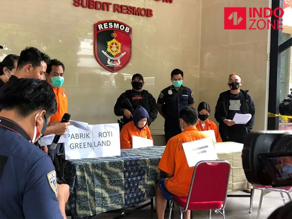 Rekonstruksi kasus pembunuhan WN Taiwan sekaligus bos roti di Polda Metro Jaya, Jakarta. (INDOZONE/Samsudhuha Wildansyah)