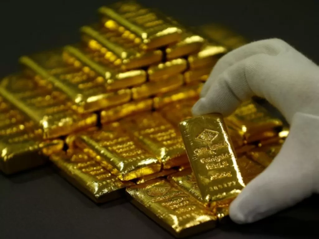 Ilustrasi emas batangan. (REUTERS/Leonhard Foeger)