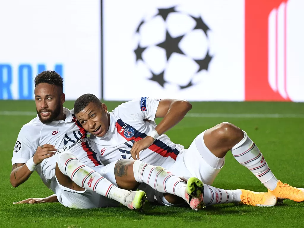 Neymar dan Kylian Mbappe dari Paris St Germain merayakan gol kedua mereka (REUTERS/POOL)