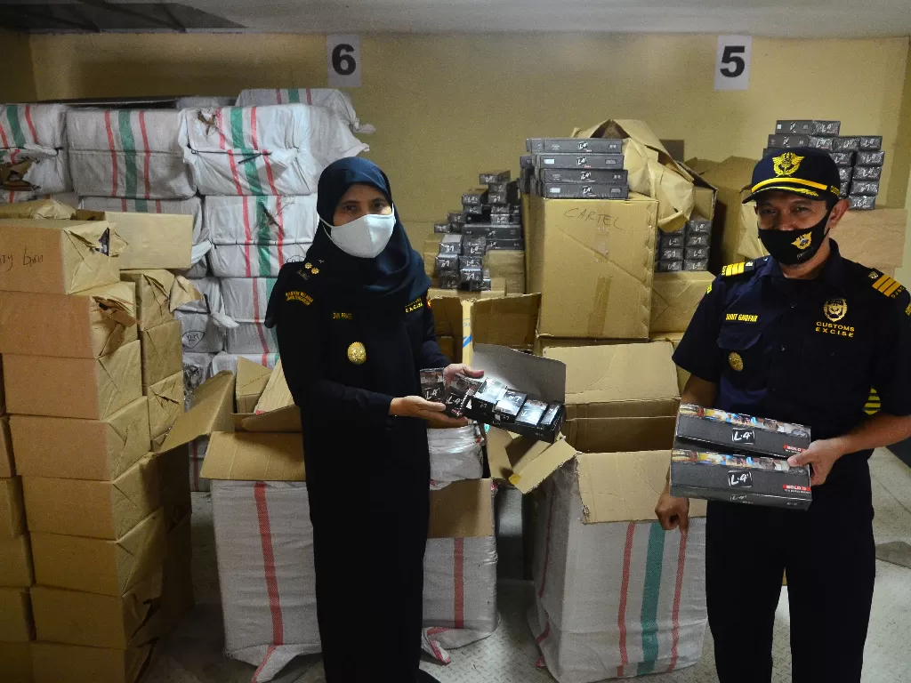 Petugas Bea dan Cukai menunjukkan barang bukti rokok Sigaret Kretek Mesin (SKM) ilegal di kantor Bea dan Cukai Kudus, Jawa Tengah, Kamis (13/8/2020). ANTARA FOTO/Yusuf Nugroho