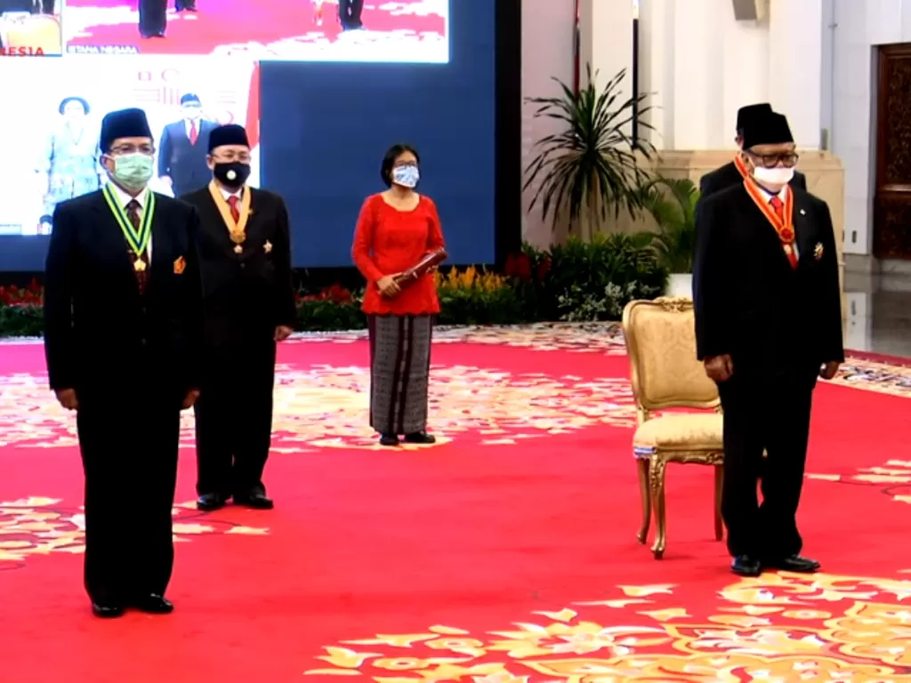 Jokowi Resmi Beri Penghargaan Bintang Tanda Jasa. (Tangkapan layar Youtube Setpres)