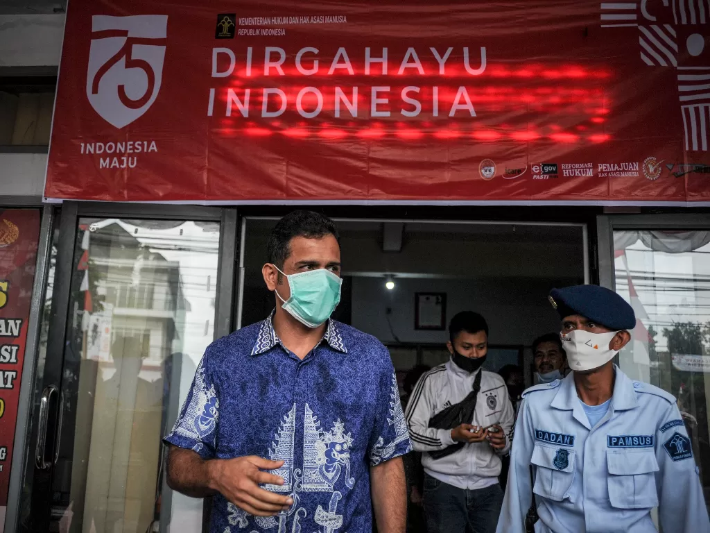 Mantan terpidana kasus korupsi Wisma Atlet M Nazaruddin (kiri) berjalan keluar usai mengunjungi Balai Pemasyarakatan (Bapas) Kelas I Bandung, Jawa Barat, Kamis (13/8/2020). ANTARA FOTO/Raisan Al Farisi