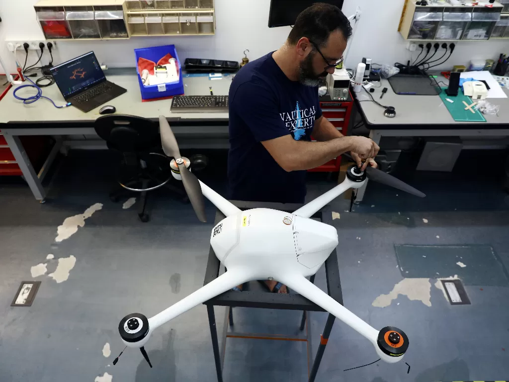 Drone untuk terapkan social distancing di Singapura. (REUTERS/AMMAR AWAD)