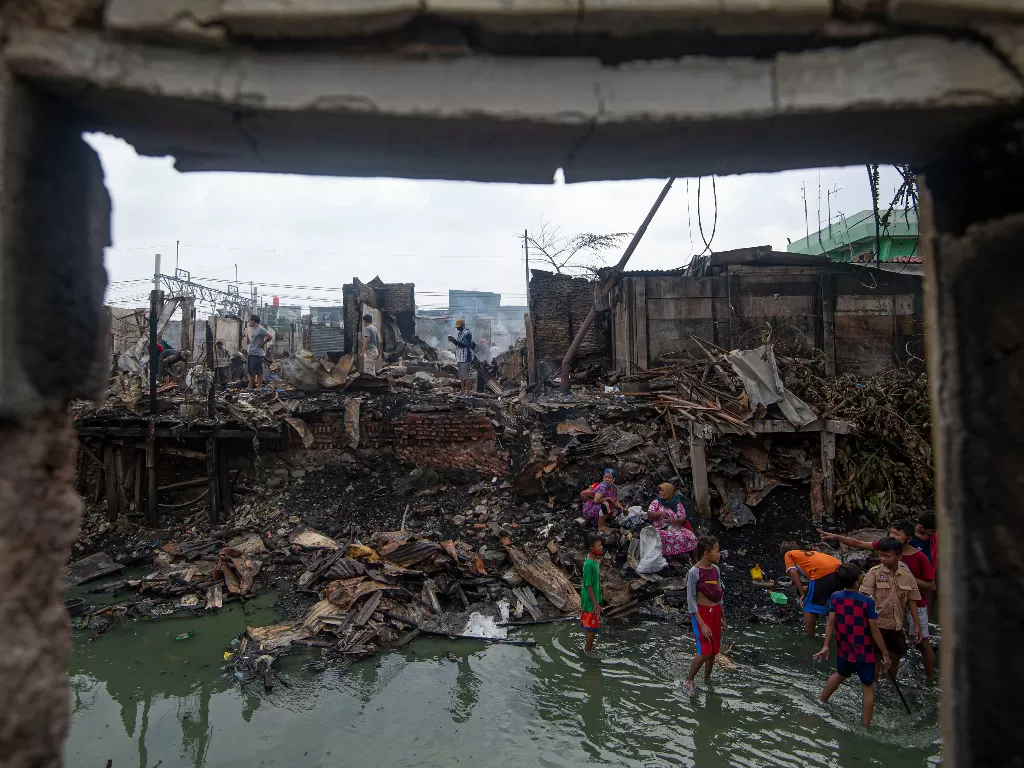 Sejumlah warga mengais barang-barang yang selamat dari kebakaran di perkampungan padat penduduk di Duri Selatan, Tambora, Jakarta Barat, Jakarta (ANTARA FOTO/Aditya Pradana Putra)