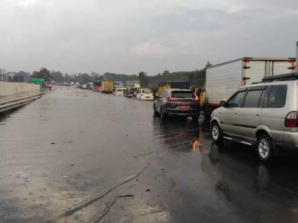 Banjir di KM 130 Tol Purbaleunyi akibat proyek kereta cepat Bandung-Jakarta. (Jasa Marga)