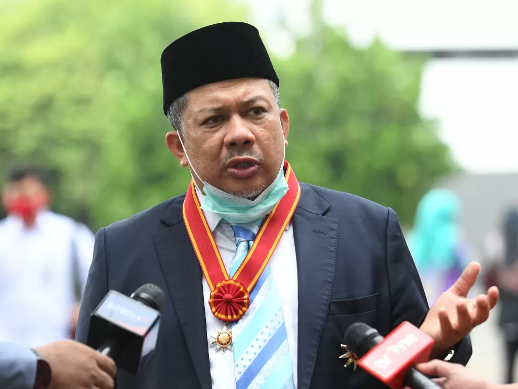 Wakil Ketua DPR periode 2014-2019 Fahri Hamzah menjawab pertanyaan wartawan usai mengikuti Upacara Penganugerahan Tanda Kehormatan di Kompleks Istana Kepresidenan, Jakarta, Kamis (13/8/2020). ANTARA FOTO/Hafidz Mubarak A