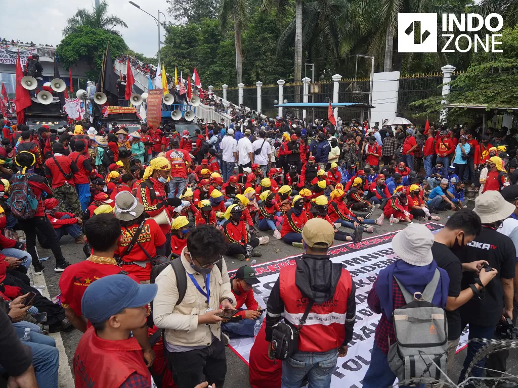 Massa dari buruh dan mahasiswa melakukan aksi menolak RUU Cipta Kerja di depan Gedung DPR, Jakarta, Kamis (16/7/2020). (INDOZONE/Arya Manggala)