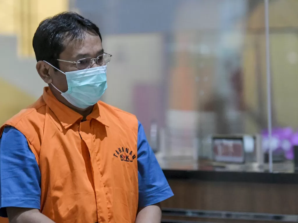 Tersangka kasus dugaan pemotongan uang dan penerimaan gratifikasi yang juga mantan Bupati Bogor periode 2008-2014 Rachmat Yasin berjalan meninggalkan ruangan pemeriksaan usai ditetapkan sebagai tersangka di gedung KPK, Jakarta, Kamis (13/8/2020). ANTARA F