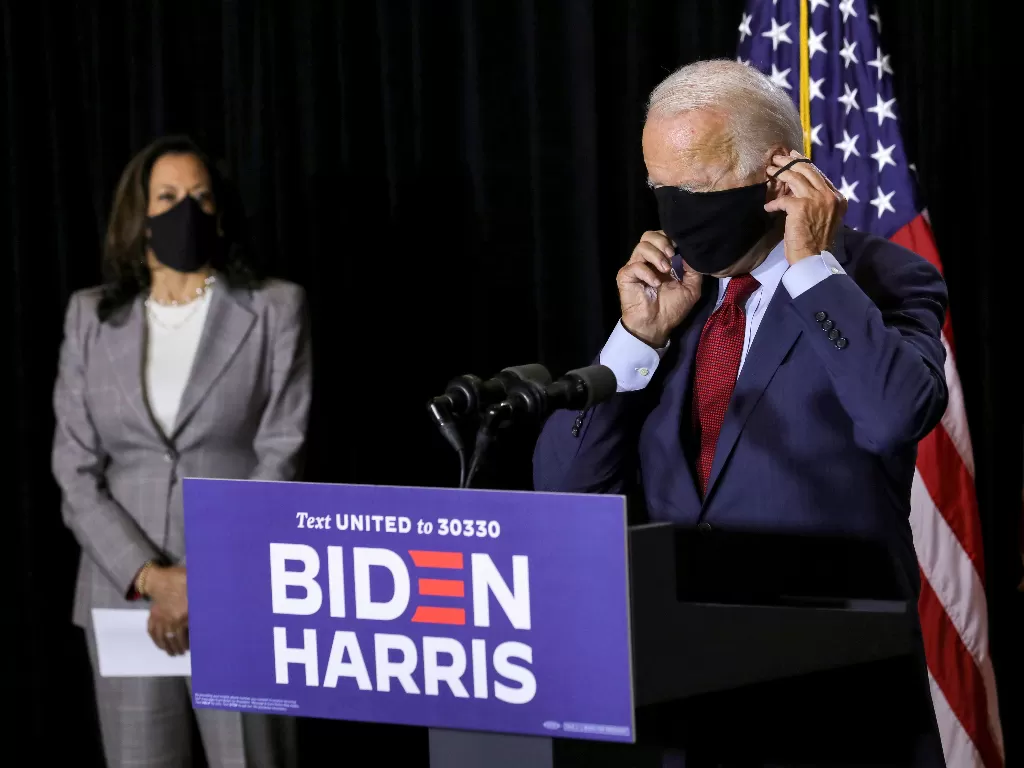Kandidat presiden dari Partai Demokrat AS Joe Biden, didampingi oleh calon wakil presiden dari Partai Demokrat Kamala Harris (REUTERS/CARLOS BARRIA)