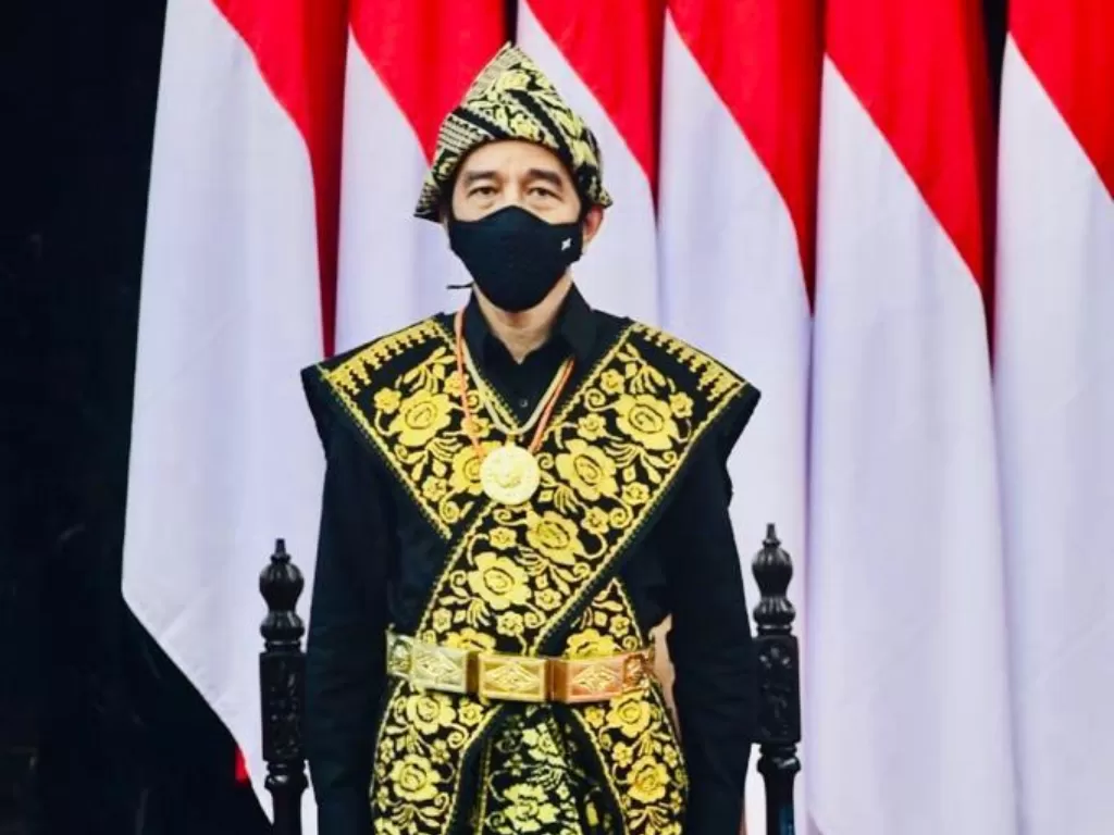 Presiden Jokowi sedang mengenakan pakaian adat suku Sabu, NTT. (Instagram/Jokowi)