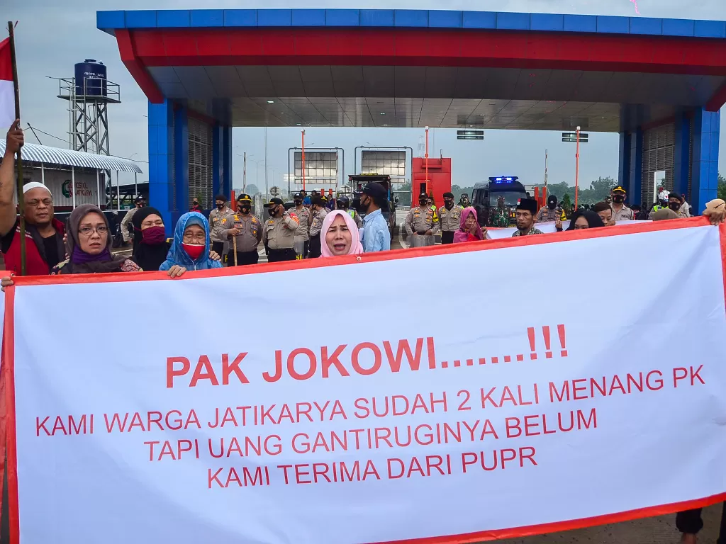 Sejumlah warga melakukan aksi menutup Gerbang Tol (GT) Jatikarya 2, Jalan tol Cimanggis-Cibitung, Bekasi, Jawa Barat (ANTARA FOTO/ Fakhri Hermansyah)