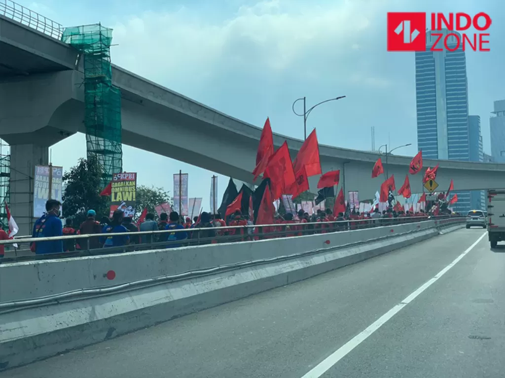 Unjuk rasa omnibuslaw di Jalan Gatot Subroto, Jakarta, Jumat (14/8/2020). (Dok. Indozone)