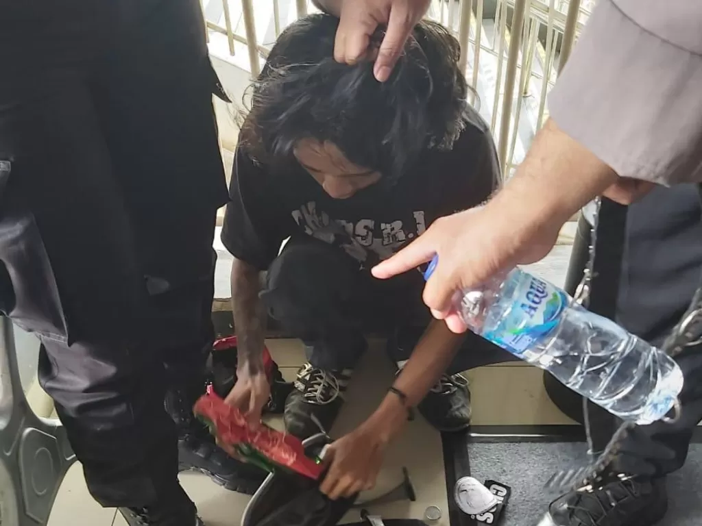 Kedua pemuda diamankan diduga tergabung dalam kelompok anarko. (Dok. Polres Metro Jakarta Barat).