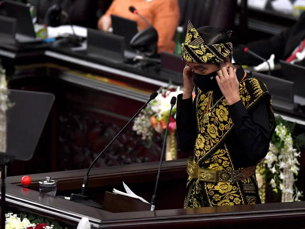 Presiden Joko Widodo bersiap menyampaikan pidato dalam rangka penyampaian laporan kinerja lembaga-lembaga negara dan pidato dalam rangka HUT ke-75 Kemerdekaan RI pada sidang tahunan MPR dan Sidang Bersama DPR-DPD di Komplek Parlemen, Senayan, Jakarta, Jum