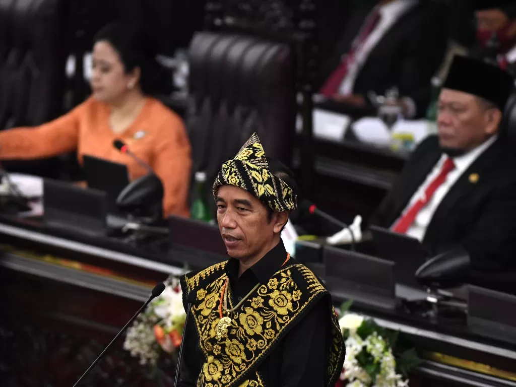 Presiden Joko Widodo memberikan pidato kenegaraan di sidang tahunan MPR dan Sidang Bersama DPR-DPD di Komplek Parlemen, Senayan, Jakarta, Jumat (14/8/2020). (ANTARA/Akbar Nugroho Gumay)