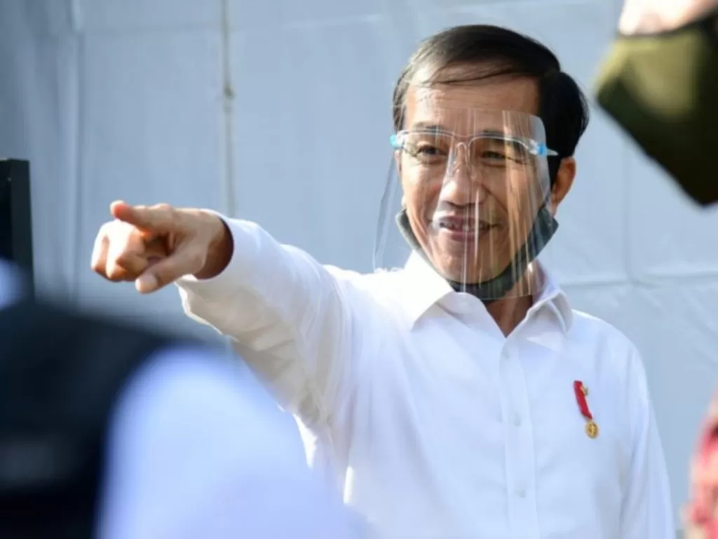 Presiden Joko Widodo memakai pelindung wajah saat kunjungan kerja. (BPMI Setpres/Muchlis Jr)