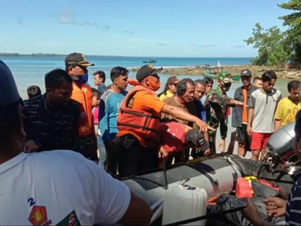 Tim Basarnas Nias sedang mengevakuasi jenazah nelayan asal Nias Utara. (Antara)
