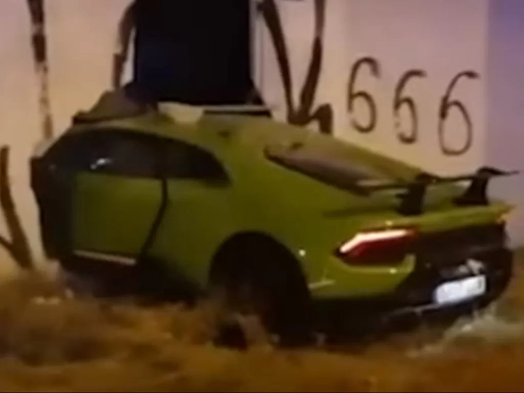 Sebuah mobil yang hancur akibat kecelakaan saat temannya meminjam mobil mewah tersebut (photo/Youtube/3w-News)