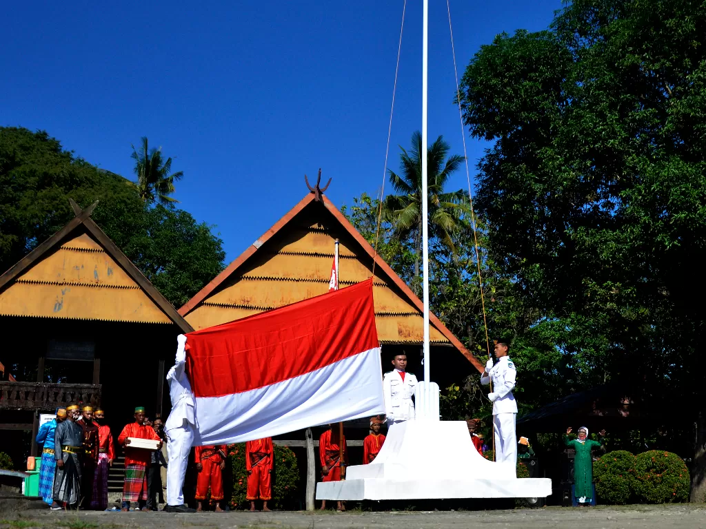 Pasukan pengibar bendera mengibarkan bendera merah putih saat upacara memperingati Kemerdekaan RI di Kawasan Balla Lompoa Kecamatan Bajeng, Kabupaten Gowa, Sulawesi Selatan, Jumat (14/8/2020). ANTARA FOTO/Abriawan Abhe