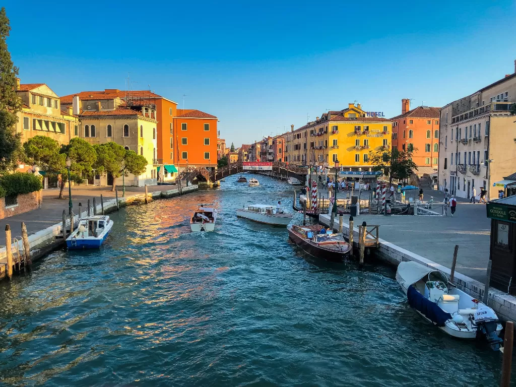 Ilustrasi suasana kota Venesia, Italia. (Unsplash/@thomashaas)