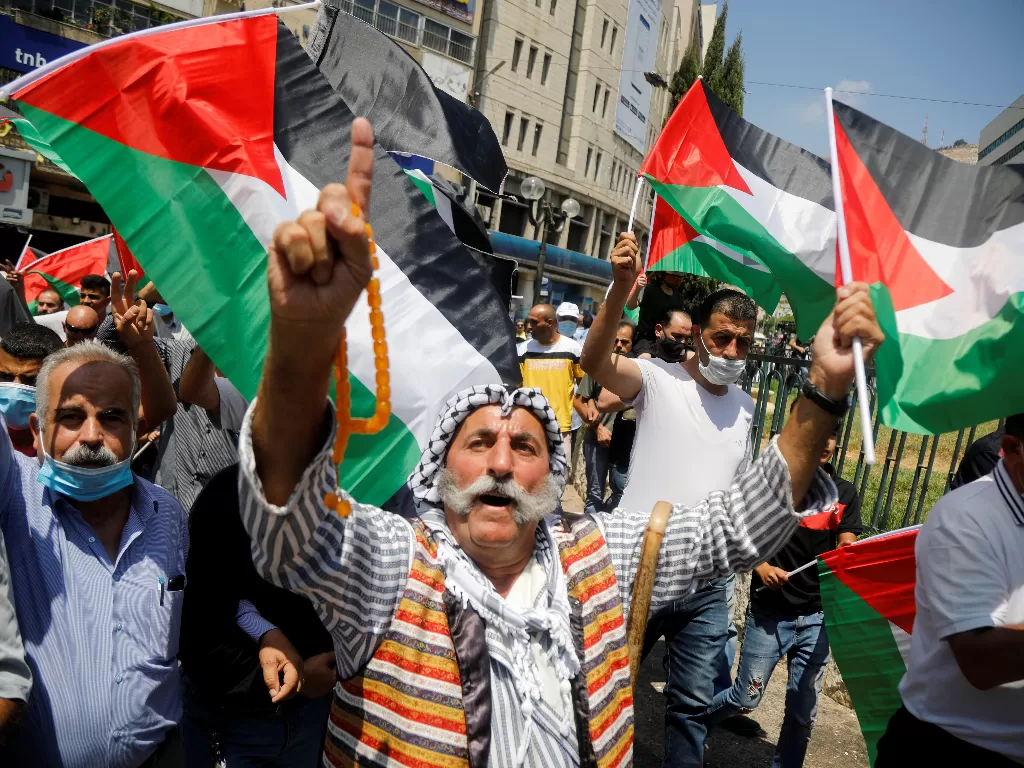 Warga Palestina mengambil bagian dalam protes terhadap kesepakatan Uni Emirat Arab dengan Israel untuk menormalkan hubungan (REUTERS/RANEEN SAWAFTA)