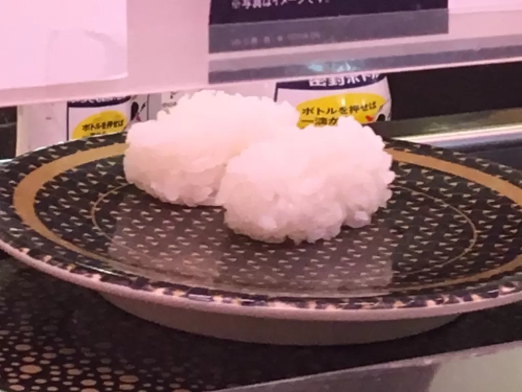 Sushi polos hanya gumpalan nasi. (Mothership.sg)