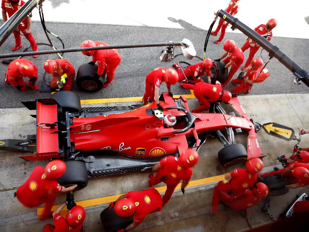Charles Leclerc dari Ferrari melakukan latihan pitstop (REUTERS/POOL)