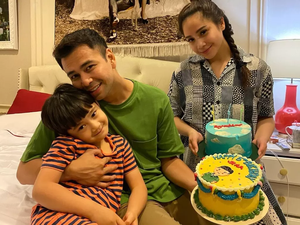 Raffi Ahmad dan Nagita Slavina merayakan ulang tahun Rafathar. (Instagram/@raffinagita1717)