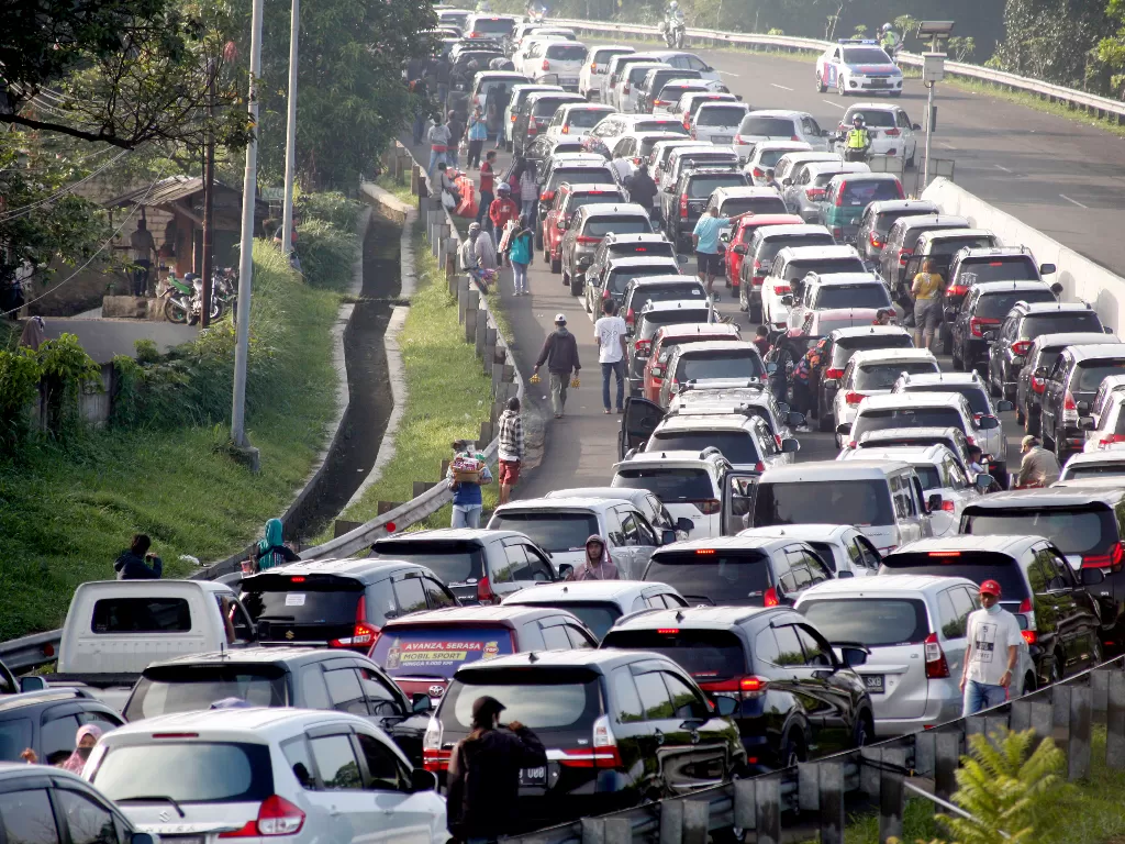 Kepadatan kendaraan menuju jalur wisata Puncak, Gadog, Kabupaten Bogor, Jawa Barat, Sabtu (15/8/2020). ANTARA FOTO/Yulius Satria Wijaya
