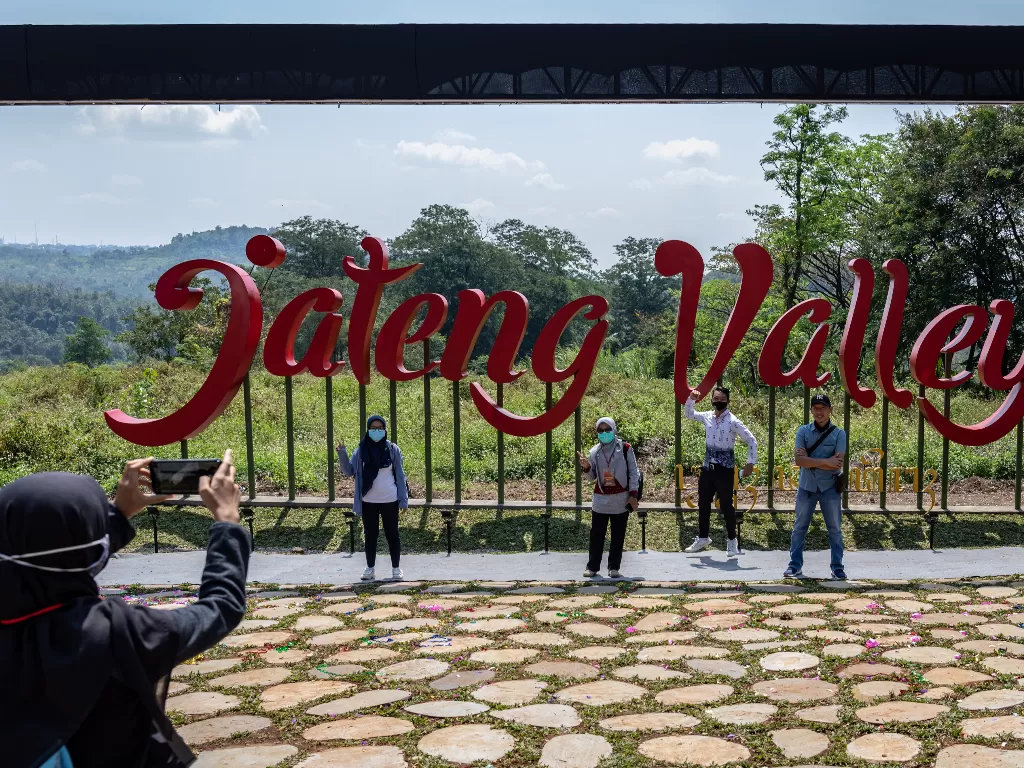 Sejumlah tamu undangan berfoto dengan latar belakang tulisan Jateng Valley seusai peletakan batu pertama pembangunan wisata tersebut , di kawasan Wana Wisata Penggaron, Ungaran Timur, Kabupaten Semarang, Jawa Tengah (ANTARA FOTO/Aji Styawan)