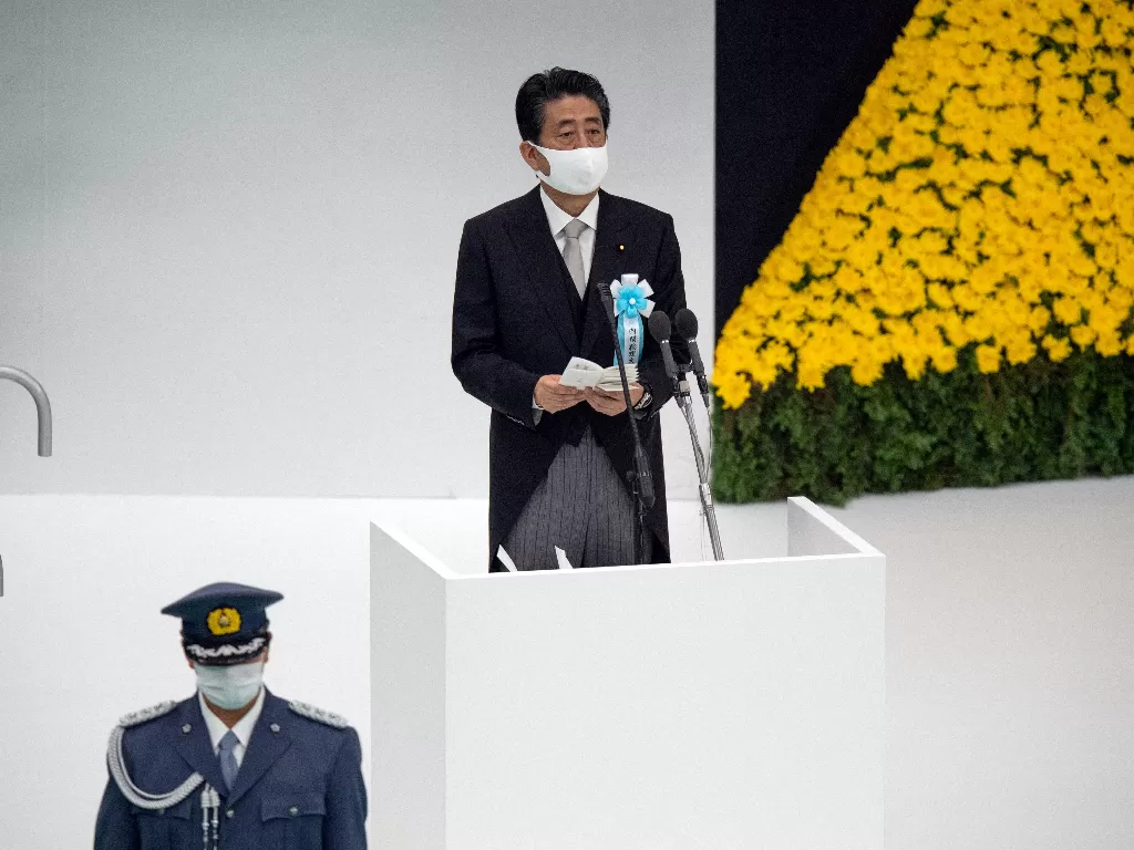 Perdana Menteri Jepang Shinzo Abe berpidato dalam upacara peringatan 75 tahun penyerahan Jepang dalam Perang Dunia II di aula Nippon Budokan pada 15 Agustus 2020 di Tokyo, Jepang (REUTERS/POOL)