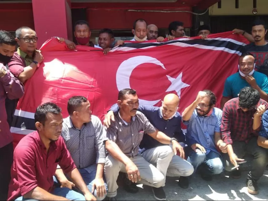 Politisi Partai Aceh berfoto bersama dengan latar bendera Bulan Bintang di depan Kantor Partai Aceh di Banda Aceh, (Antara/M Haris SA)