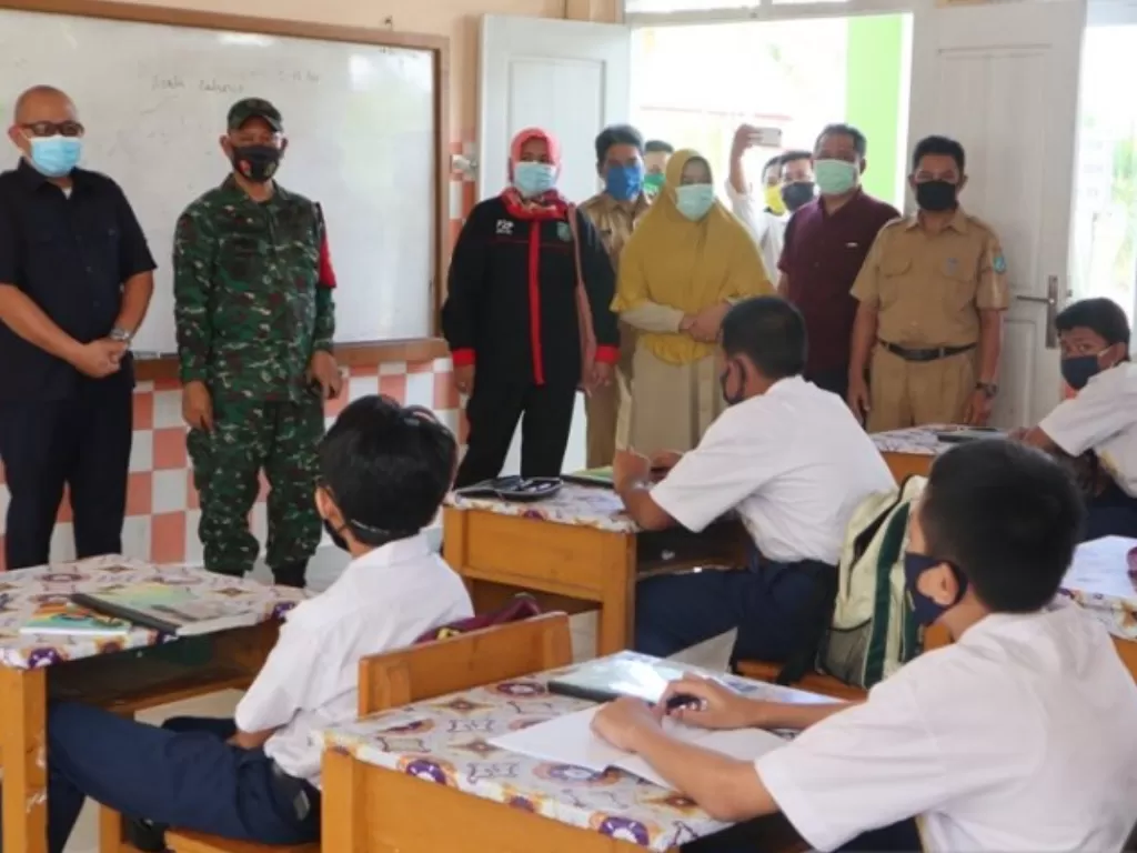 DPRD Belitung Timur meninjau uji coba pembelajaran tatap muka di sejumlah sekolah, Sabtu (15/8/2020) (ANTARA)