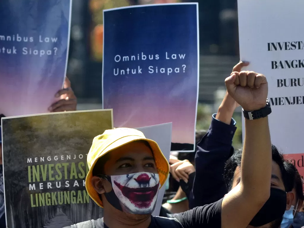 Pengunjuk rasa yang tergabung dalam Aliansi Bali Tidak Diam melakukan aksi menolak Omnibus Law di kawasan Renon, Denpasar, Bali, Kamis (16/7/2020) (ANTARA/Fikri Yusuf)