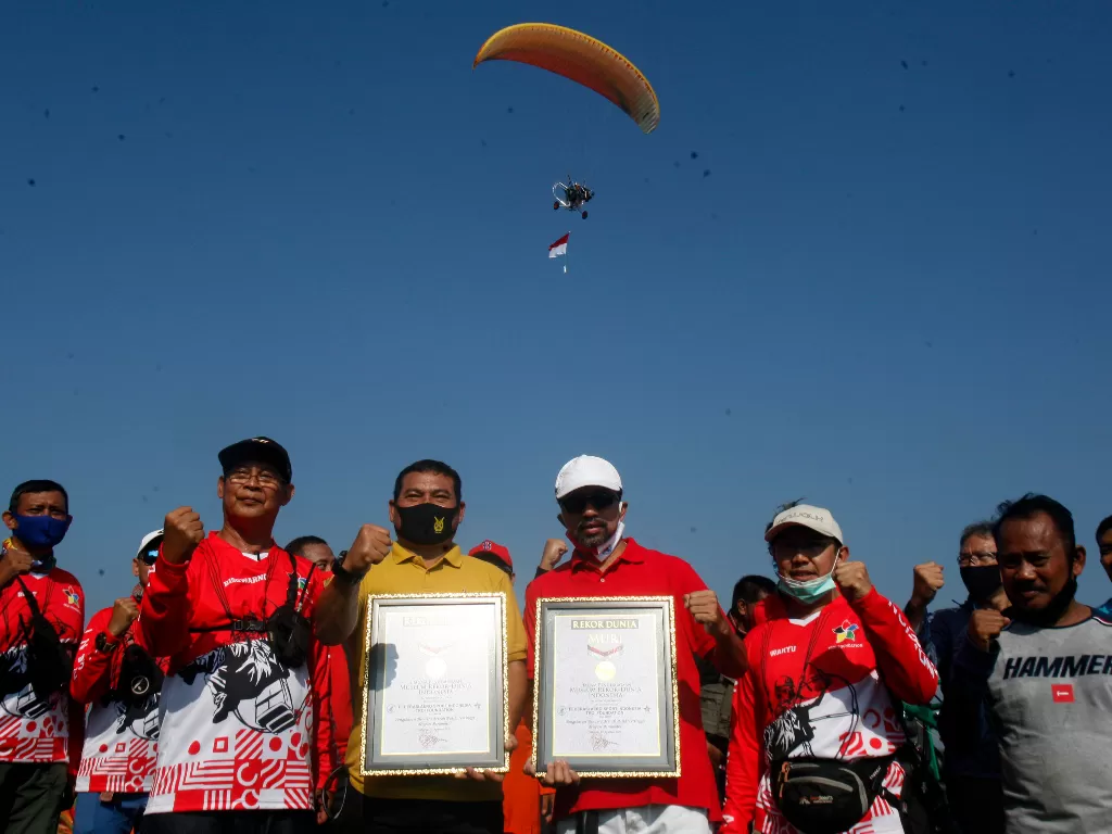 Sekjen Federasi Aero Sport Indonesia (FASI) Marsma TNI Basuki Rochmat (ketiga kiri) dan Asisten Deputi Pengelolaan Olahraga Rekreasi Kemenpora Maifrizon (ketiga kanan) menunjukan piagam rekor Museum Rekor Indonesia (MURI) setelah pemecahanan rekor pengiba