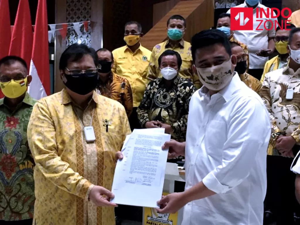 Ketua Umum Partai Golkar Airlangga Hartarto menyerahkan surat keputusan dukungan untuk pasangan calon Walikota Medan, Sumatera Utara, yakni Bobby Nasution. (INDOZONE/Sarah Hutagaol)