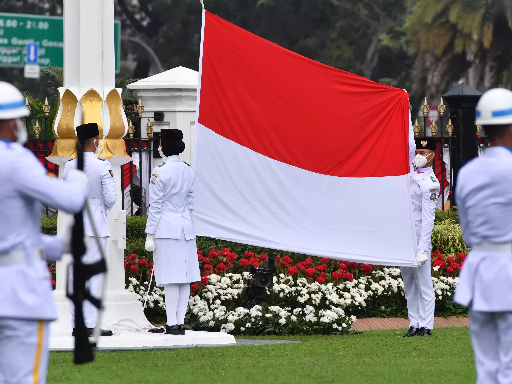Ilustrasi pengibaran bendera Indonesia. (ANTARA FOTO/Agus Suparto)