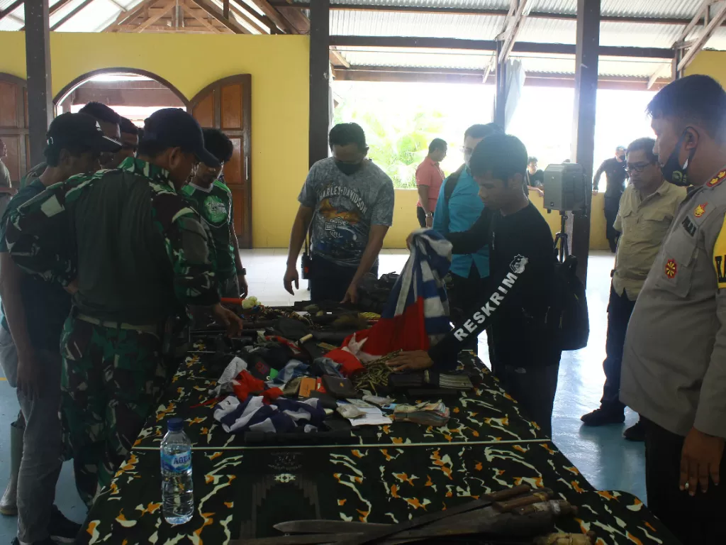 Pasukan kepolisian dan TNI saat memeriksa barang bukti penembakan dengan KKB di Papua. (Dok. Divisi Humas Polri).