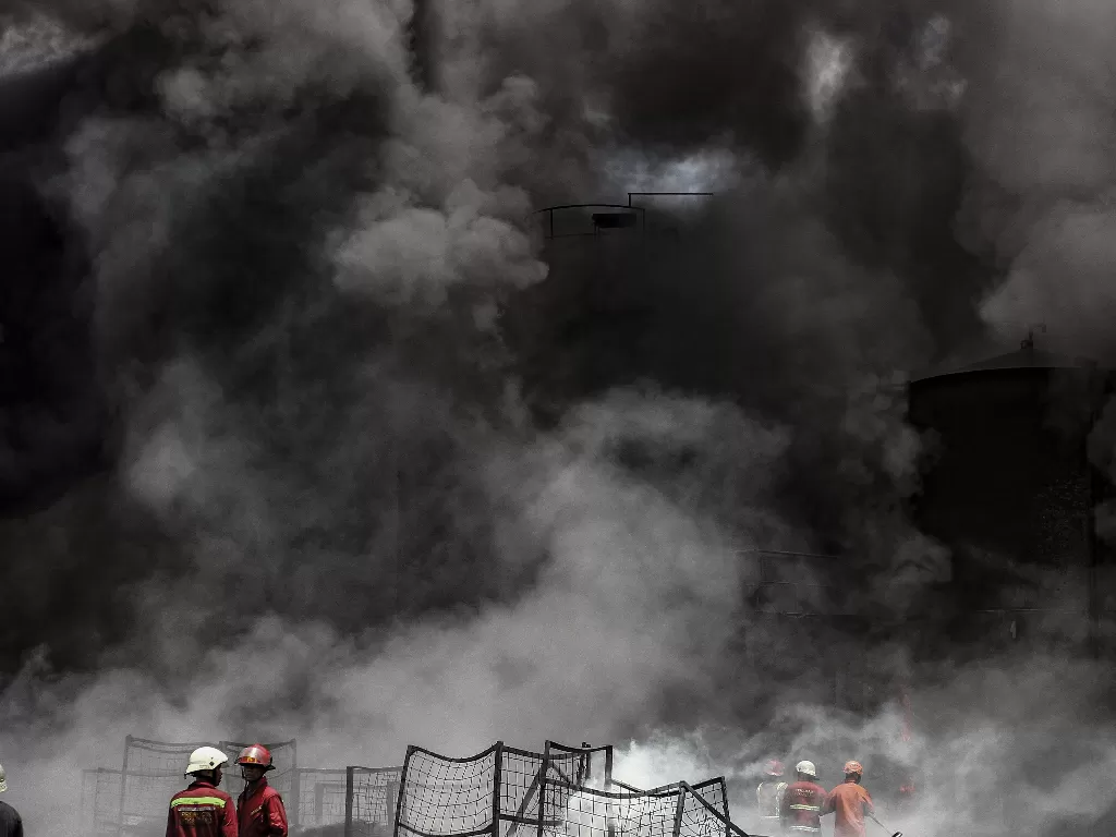 Petugas Pemadam Kebakaran berusaha memadamkan api ketika terjadi kebakaran di pabrik pengolahan ban bekas di Pekanbaru, Riau, Selasa (18/8/2020). ANTARA FOTO/Rony Muharrman