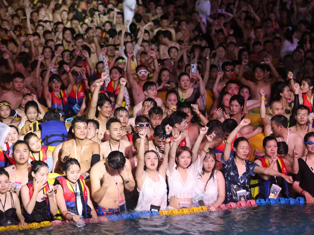 Warga Wuhan berjoget di kolam tanpa memakai masker dan jaga jarak (Reuters/Stringer)