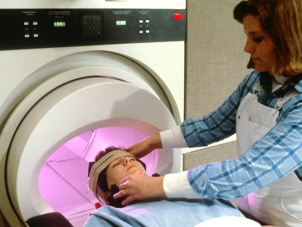 Ilustrasi seorang wanita yang sedang menjalanani MRI (Ilustrasi/Unsplash/National Cancer Institute)